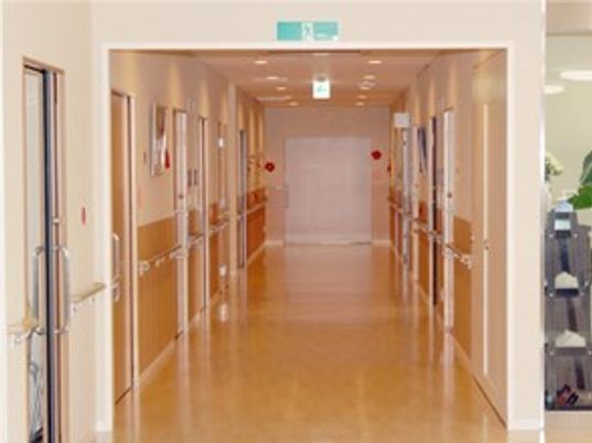 まっすぐな廊下には手すりが付き安全に移動できる。居室のドアはワイドタイプのスライド式で、開け閉めが楽にできる。