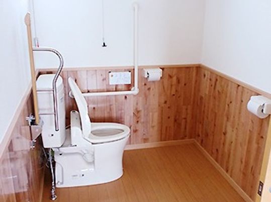 手すりが設置されたトイレには呼び出しボタンが設置され、介助スペースも広い。