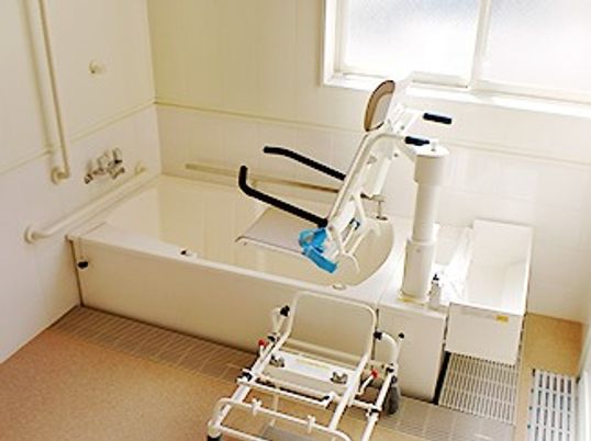 リフト付きの浴室は明るく、日当たり良好。座ったまま入浴できる。