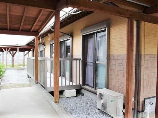 手前には共有部分から出入りできるテラスがあり、奥には東屋が見える。