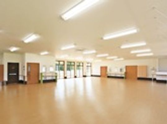 広めのホールの様子。施設内の共有スペースの全景を写した写真