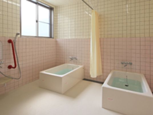 浴槽が二つ並んでいる広めの共同浴室の様子。施設内に用意された高齢者向けの浴室の様子