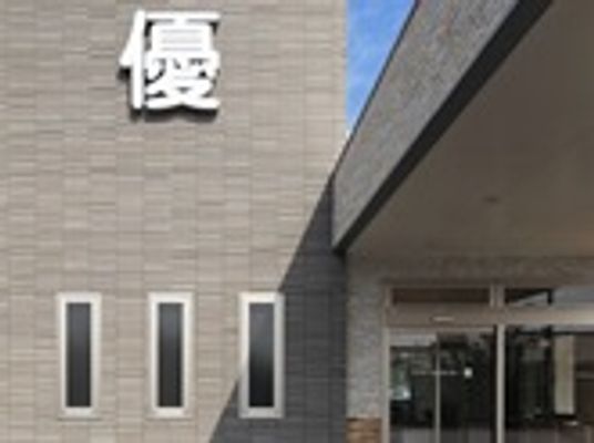 住宅型ホーム優の外観写真。縦に長い窓が並ぶモダンなデザインの外観
