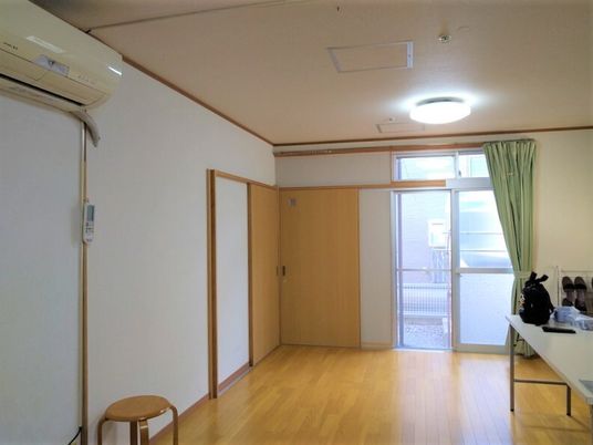 フローリング仕様の広めの共有スペースの様子。施設内の一室