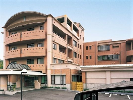 ４階建ての建物の外観写真。あわい色合いを施した建物の外観