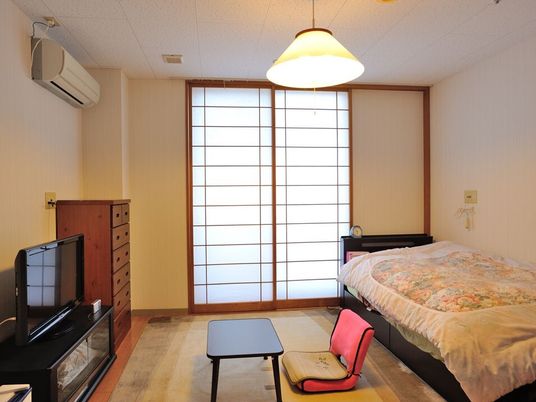 障子が設置された大きな窓がある部屋には寝具付きのベッドやテレビ、エアコンなどがあり、緊急通報装置が付いている。