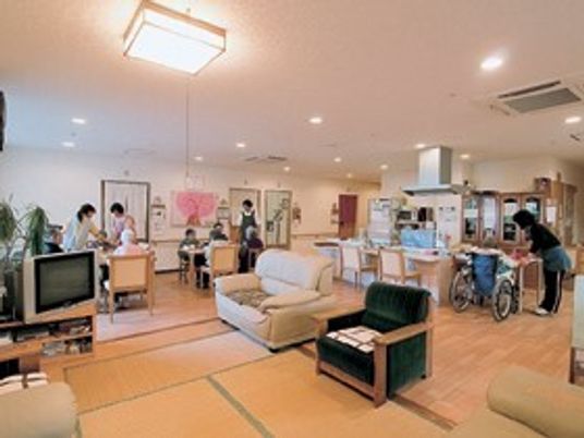 ソファやテレビが置かれたリビングスペースが手前にあり、奥にはダイニングテーブルが置かれている。