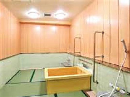 畳敷きの浴室には木製の浴槽が設置され、シャワーもある。