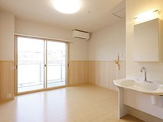 エアコンや緊急通報装置があるフローリングの居室には洗面所も付いている。