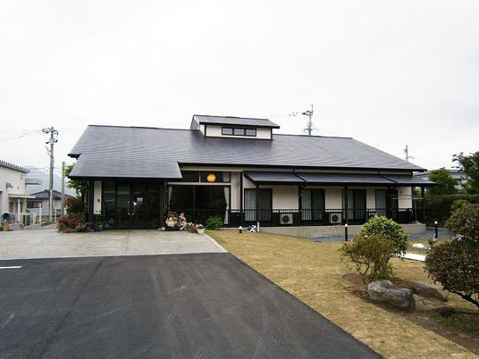 横に長い平屋建てのような建物の様子。グループホーム宝寿庵の外観写真