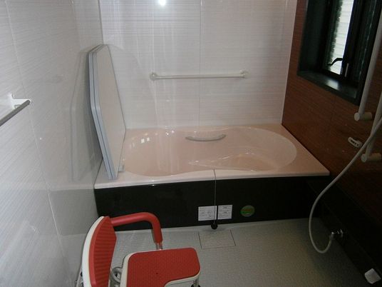 シャワーチェアが置いてある施設の浴室の様子。清潔に保たれた水回り設備