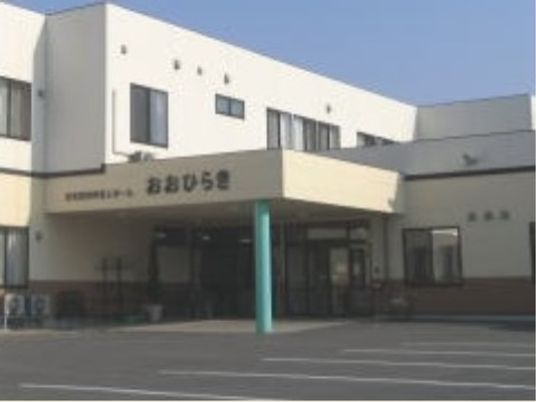 白を基調にした2階建ての建物。敷地内には駐車スペースがあり、安全に暮らせる環境。