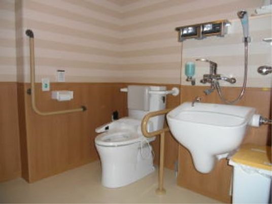 バリアフリーのトイレにはナースコールを設置するなど安全面にも配慮。