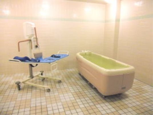 タイルが貼られた浴室介護度が高い人のための特別な浴槽がある。