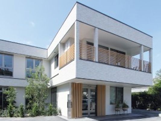 エル字型の建物は2階建てで、2階部分のテラスが玄関の車寄せの役割をしている。