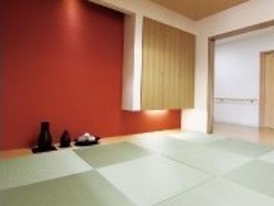 朱色の壁が印象的な和室には、和の小物も並び、廊下からの出入りもスムーズ。