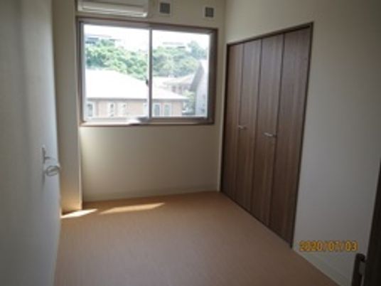 クローゼットが付いた部屋には緊急通報装置が設置され、大きな窓とエアコンが付いている。