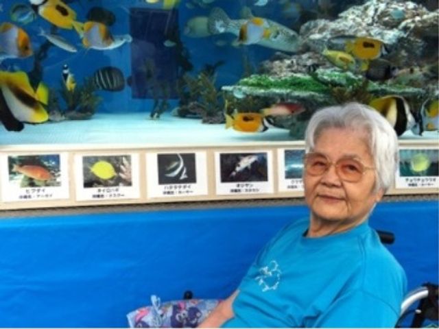 美ら海水族館への外出イベントの様子です。ゆったりと泳ぐ魚が心を癒します。他にもイベントを多数開催しています。