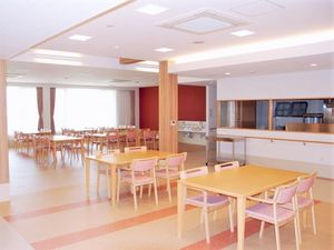 右側にキッチン、左と中央にリビングスペースがある写真。真ん中に柱が立っている様子