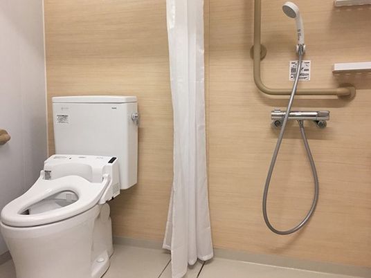 シャワースペースとトイレの様子。高齢者用の設備を写した写真