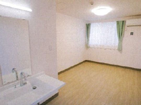 広い居室にはエアコンと洗面所を設置。カーテンや照明が付けられていて、すぐに生活を始められる。