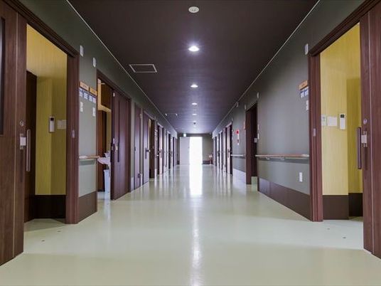 まっすぐに伸びた廊下の突き当たりには窓があり大変明るい。両サイドに居室がある。