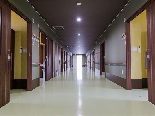 まっすぐに伸びた廊下の突き当たりには窓があり大変明るい。両サイドに居室がある。