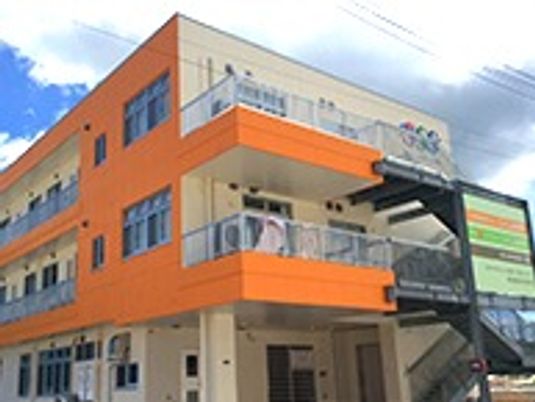 3階建ての建物はコンクリート製でどっしりとした頑丈な建物。各フロアにはベランダが付いている。
