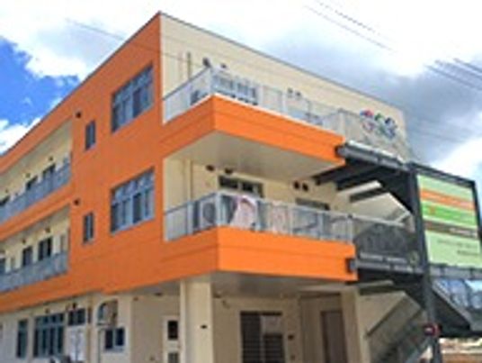 3階建ての建物はコンクリート製でどっしりとした頑丈な建物。各フロアにはベランダが付いている。