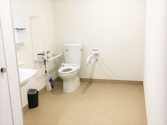 広いトイレには手すり付きのトイレと手洗い場が設置され、介助を必要な人や車いすの人も十分なスペースがある。