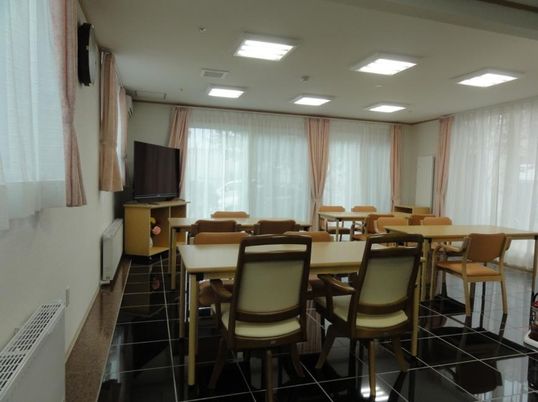 ダイニングテーブルが複数並んだ食堂にはテレビコーナーもある。