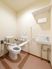 トイレは広く可動式の手すりが複数設置されている。洗面所や呼び出しボタンもあり、安全な仕様。