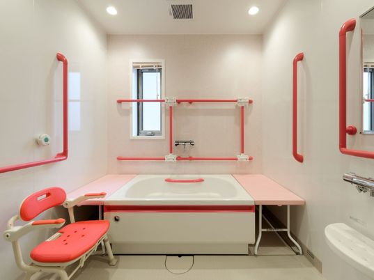 浴室は浴槽の両サイドにベンチを設置し、またがなくても入浴できる。全域に赤い手すりが取り付けられている。