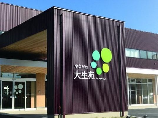 ２階建ての建物はダークブラウンで、玄関先についた大きな車寄せには住宅の名前が書かれている。