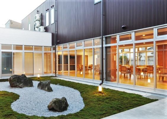本格的な庭園を館内の食堂から眺めることができる。庭園には明かりも灯っている。