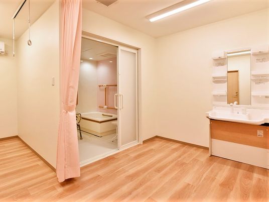 広い脱衣所にはカーテンが付き、浴室との間には段差がなく安全な造りとなっている。