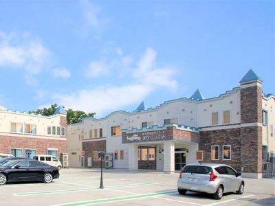 かわいらしいデザインの建物の外観写真。住宅型有料老人ホームメリーランドの外観