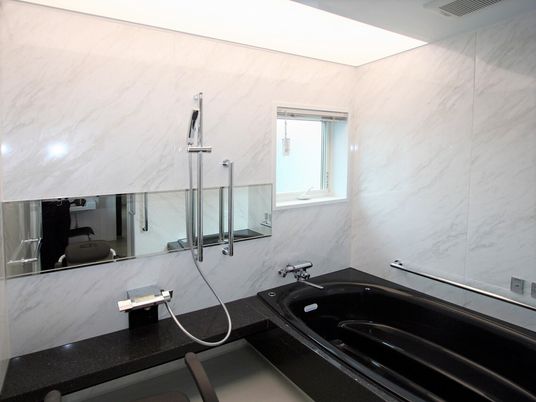 シャワースペースと浴室がある個別浴室の様子。施設内に用意されている浴室