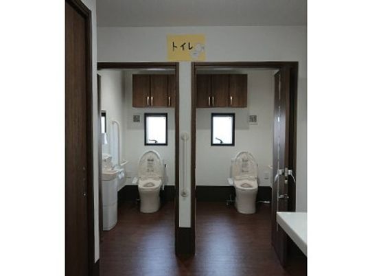 オールバリアフリーの床とトイレの様子が映っている写真。２つ並んでいるトイレの様子