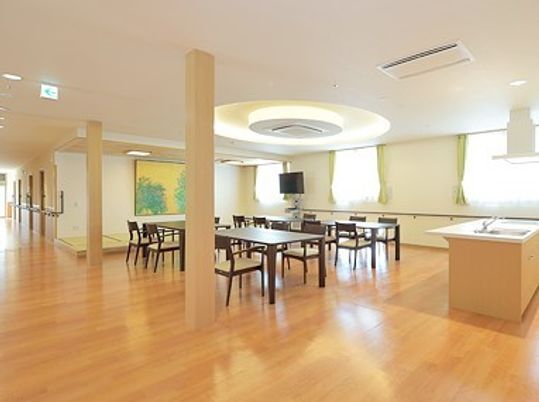 ダイニングテーブルが複数並んだ食堂には畳スペースやテレビコーナーもある。