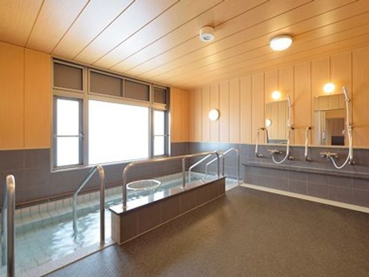 大浴場は予感のような雰囲気。大きな浴槽やシャワースペースがある。