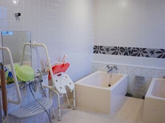 一人用の浴槽が２つ設置された浴室。シャワースペースやシャワーチェアもある。