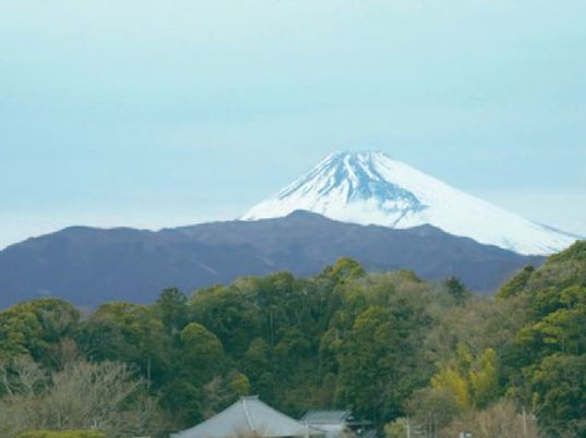 富士山と自然あふれる山々の風景。