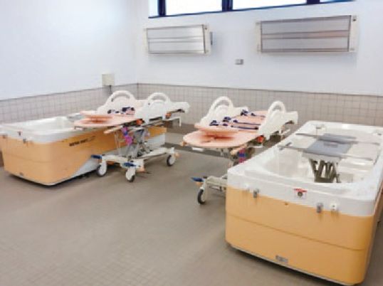 2台並んで設置されている寝台浴。介助をするスペースも十分確保されている。