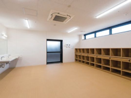 広い脱衣所には右手に収納スペース、左手に洗面所があり、床には何も置かれていない。