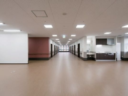 幅の広い廊下の両サイドに居室を配置。共有スペースにはキッチンや洗面所もある。