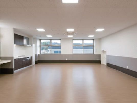 窓からは自然あふれる景観を眺めることができる共有スペース。食堂には家具はまだ置かれていない。