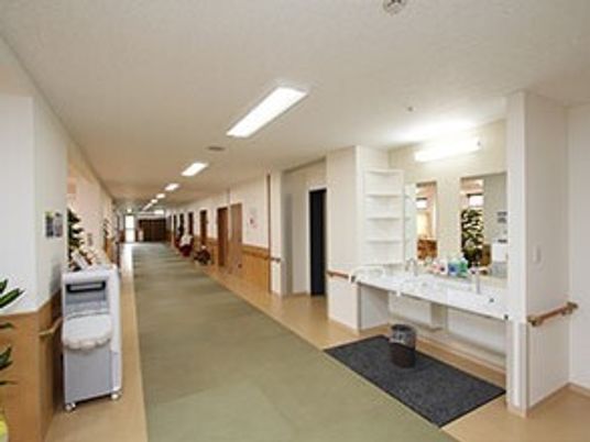 手すりが両サイドに設置されているまっすぐな廊下には車いす対応の洗面所が付いている。