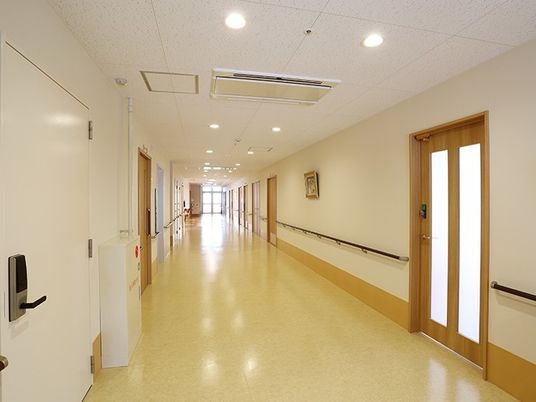 まっすぐな廊下の両サイドには居室があり、全域に手すりが付いている安全な造り。