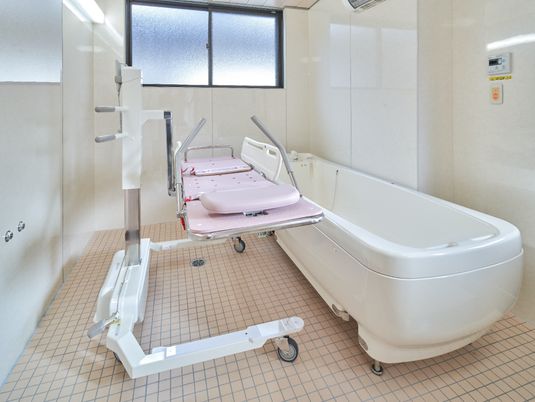 寝たきりの姿勢に対応した臥位浴対応型浴槽の写真。施設にある介護浴室の様子
